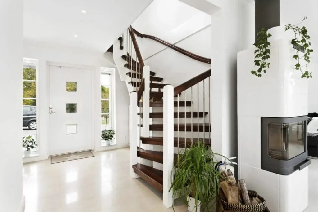 Haus im New England-Stil von Eksjöhus mit individuellem Treppenaufgang