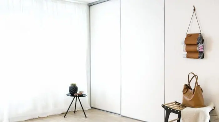 Einbauschrank und Aufbewahrungsmöglichkeit für Zeitungen in Zimmer