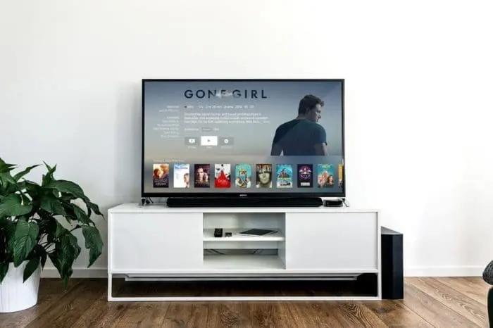 Eingeschalteter Smart TV auf TV-Bank