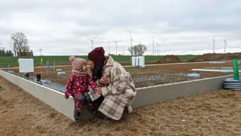 Maria und Matilda Metzger am Bauplatz ihres Eksjöhus-Hauses