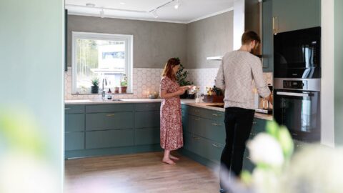 Malin und Simon in der Küche ihres Schwedenhauses "Prio"