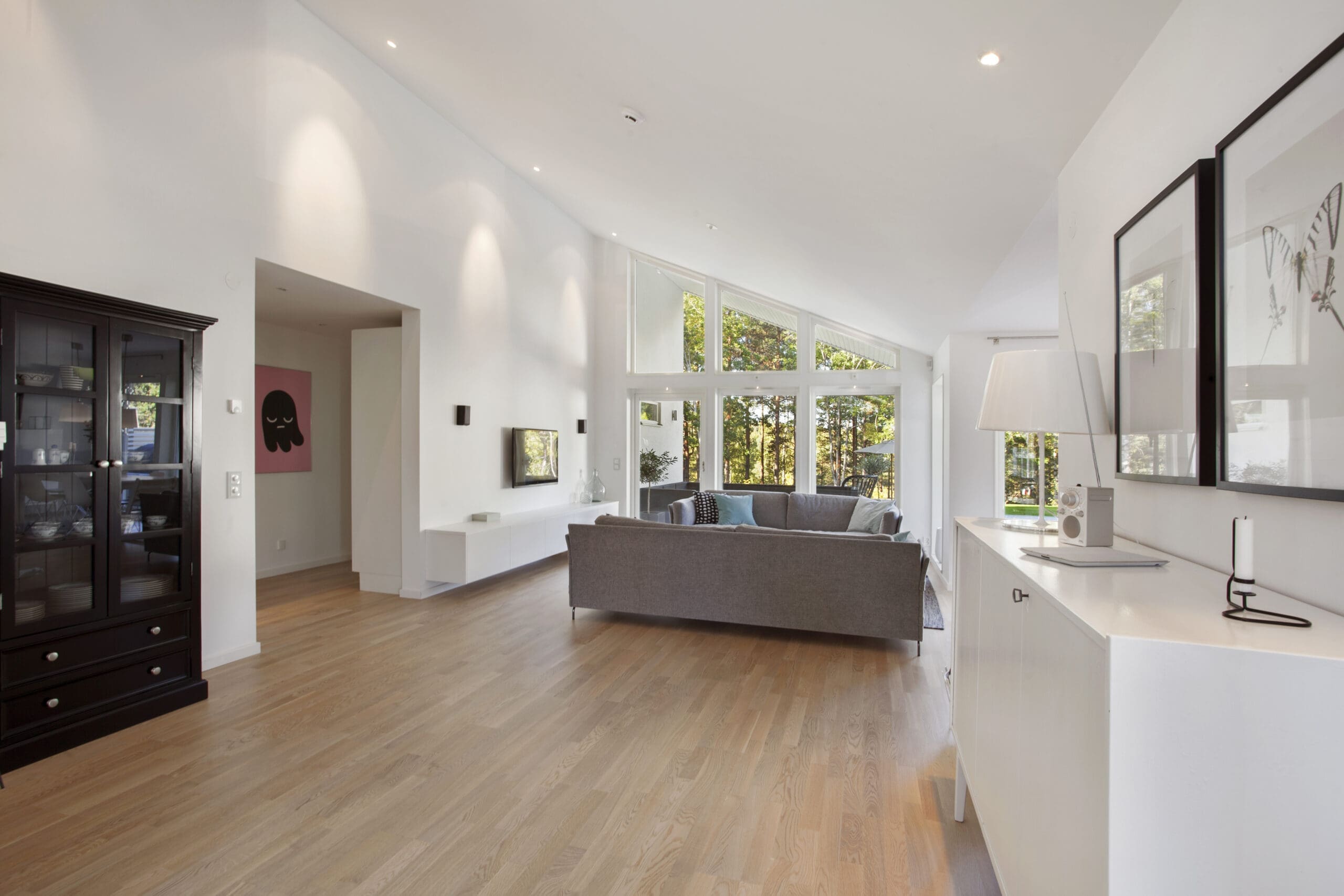 Einblasdämmung wird in die Zwischendecke eingebracht und sorgt für effizienten Wärmeschutz