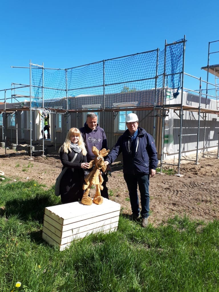 Schweden-Feeling in Mölln: Katrin, Danny und Harald Zuch auf mit Eksjöhus-Elch