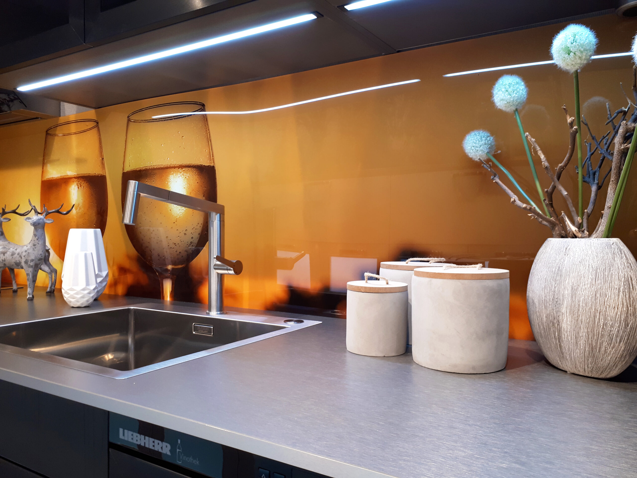 Detail Küche mit Vasen und Fototapete