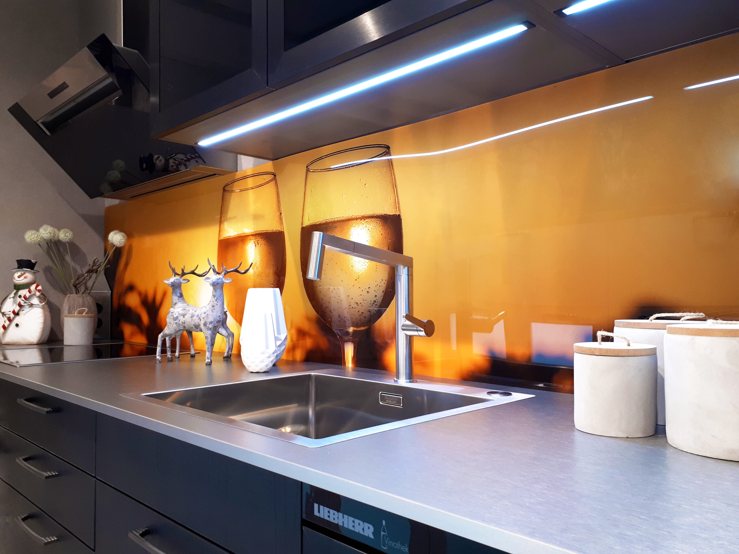 Detail Küche mit Fototapete in Küchenstudio Ruder