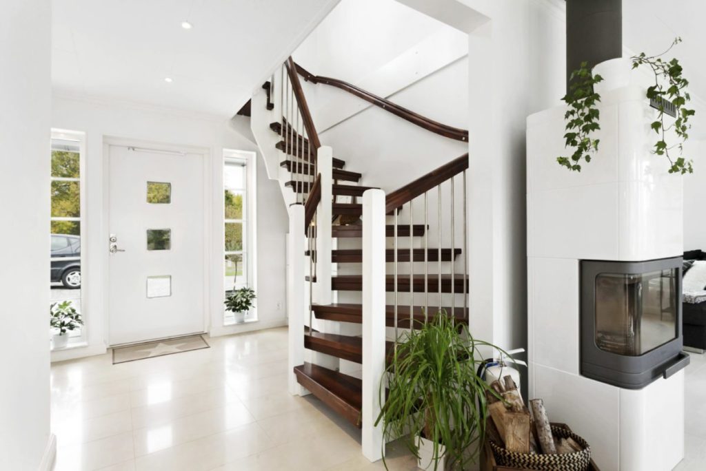 Haus im New England-Stil von Eksjöhus mit individuellem Treppenaufgang
