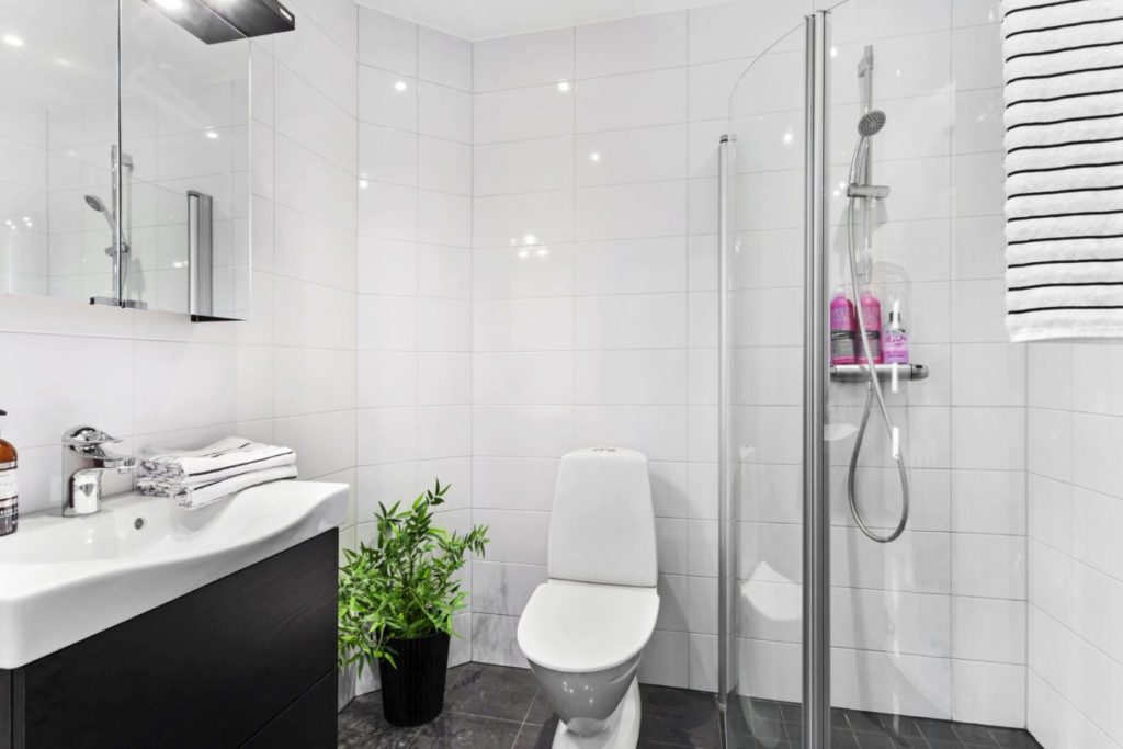 Skandinavisches Badezimmer in Haus von Eksjöhus | Erfahrungen Schwedenhaus
