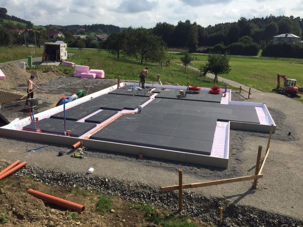 Das Warmgrundfundament ist nach wenigen Tagen fertig - hier eine Ansicht der Baustelle