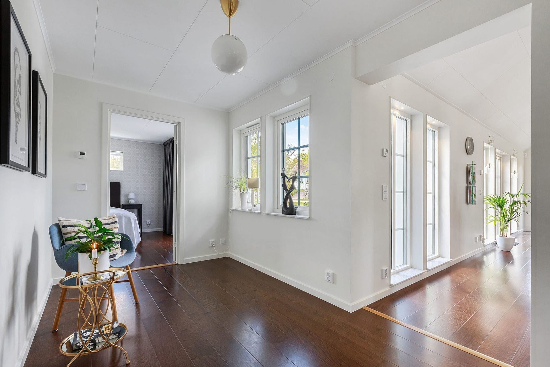 Flur mit Grünpflanze und Skulptur in Schwedenhaus von Eksjöhus