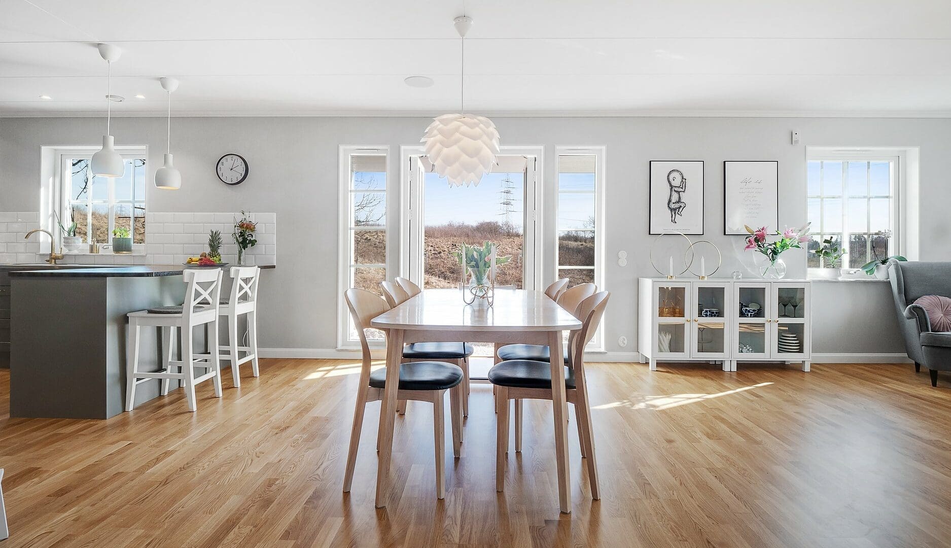 Einrichtungstipps für Schwedenhäuser: Offener Wohnbereich in einem typischen Haus von Eksjöhus