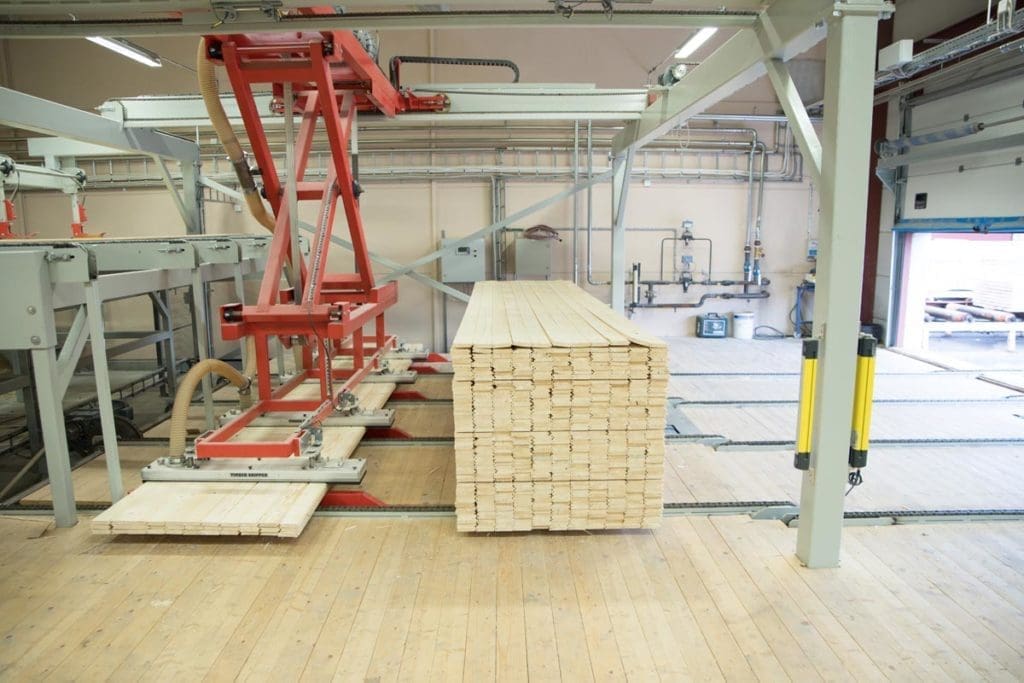 Bei einem Werksbesuch im Sägewerk können Hauskäufer die Entstehung ihres Hauses beobachten | Erfahrungen Eksjöhus