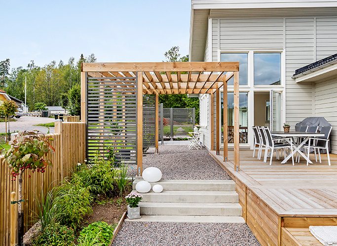 Pergola aus Holz als Anbau an modernes Schwedenhaus
