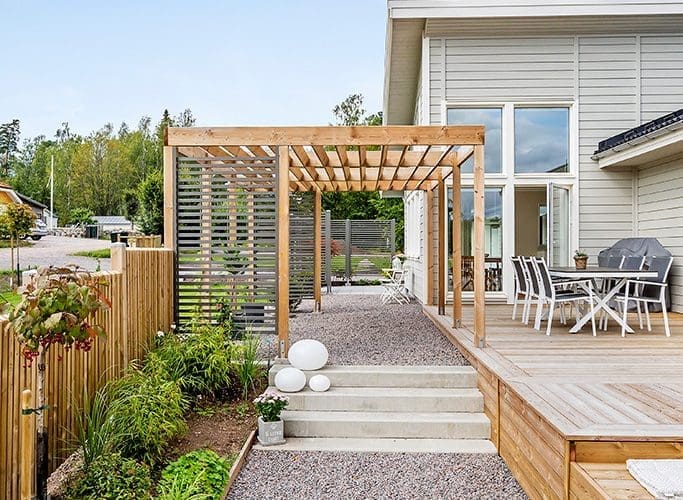 Pergola aus Holz als Anbau an modernes Schwedenhaus