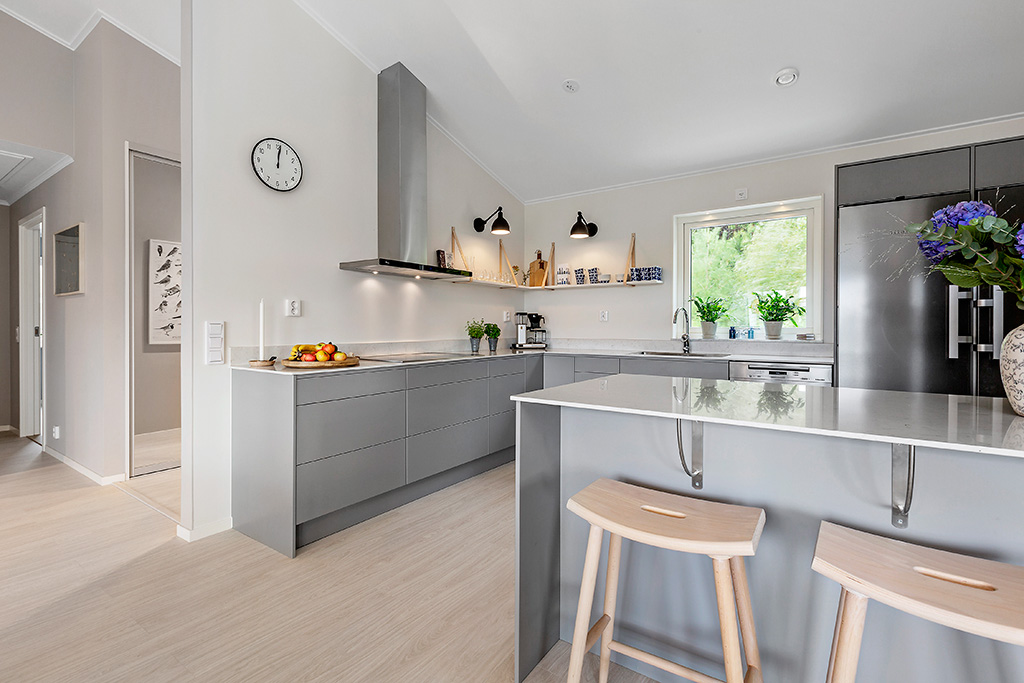 Wohnen mit Winkeln: Moderne Küche in Haus Prio 141 von Eksjöhus