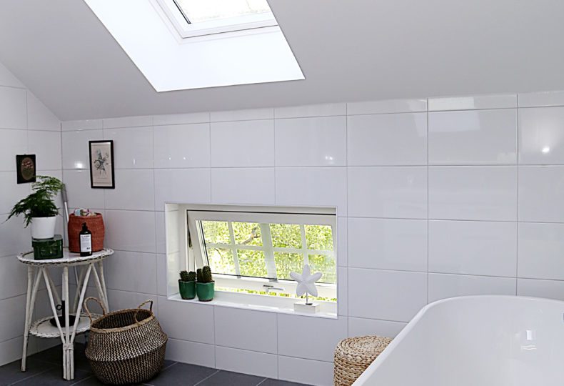 Eksjöhus: skandinavisches Badezimmer mit Dachschräge