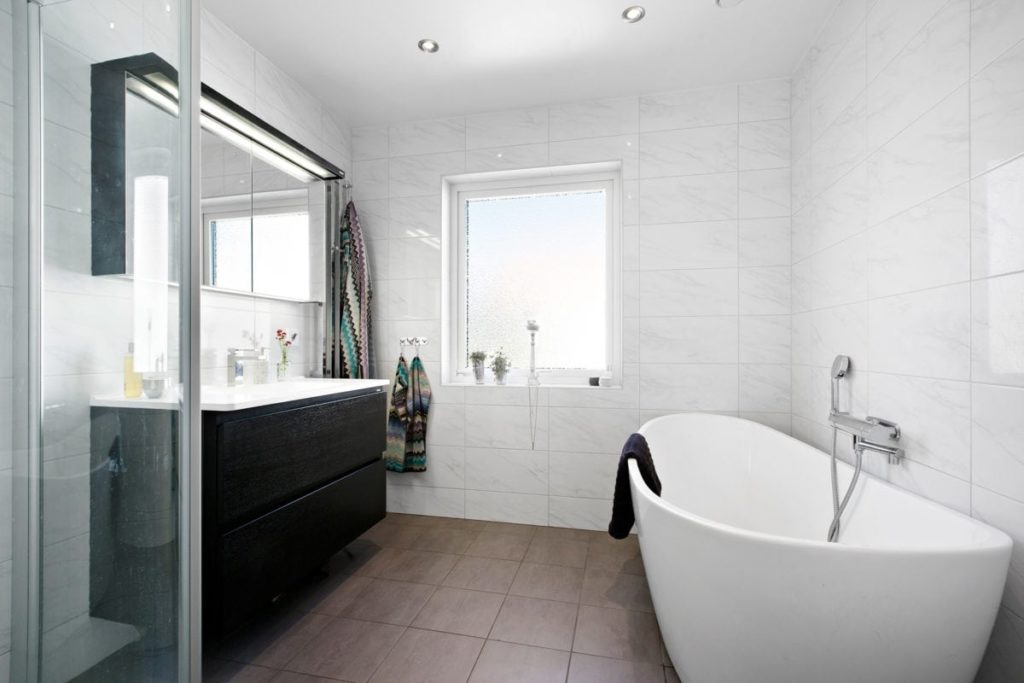 Skandinavisches Badezimmer mit Elementen in schwarz
