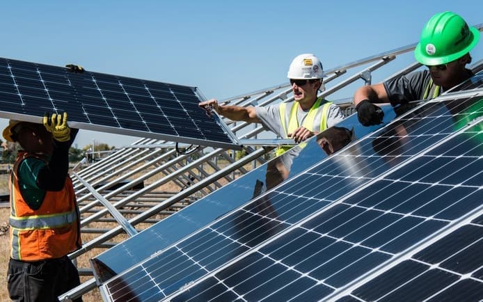 Handwerker montieren Photovoltaikanlage