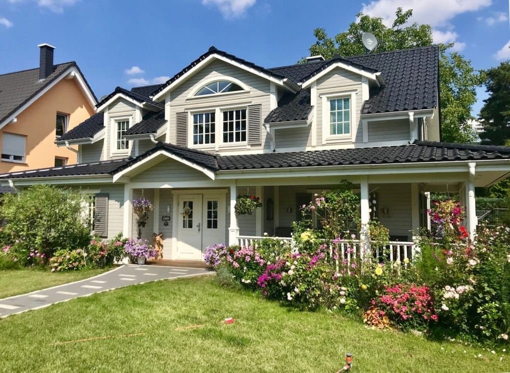 Schwedenhaus von Eksjöhus in Berlin-Köpenick mit bluhenden Blumen