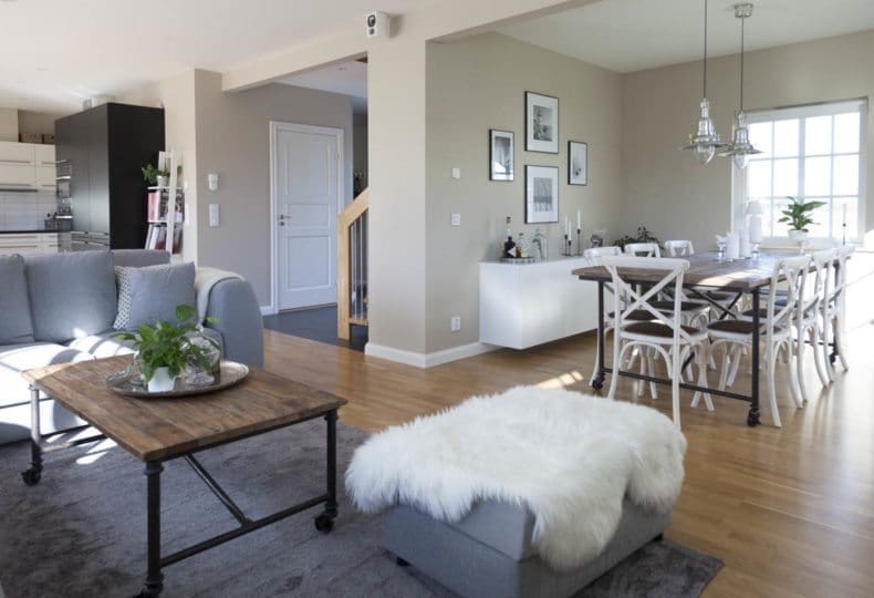 Monochrom wohnen mit beige, grau und weiß im Schwedenhaus