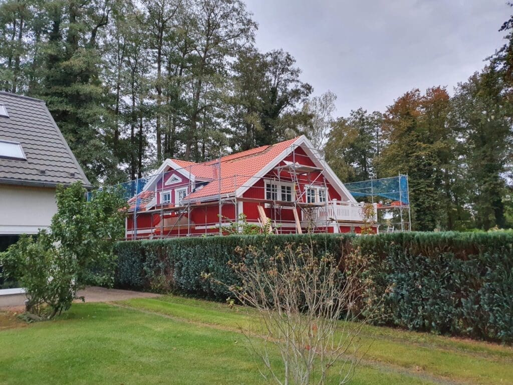 Rotes Mellangarden von Eksjöhus in Berlin im Bau