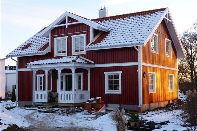 Haus Mellangarden von Eksjöhus im Schnee