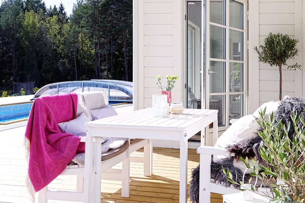 An sonnigen Tagen lässt sich die Terrasse hinter dem Schwedenhaus besonders genießen