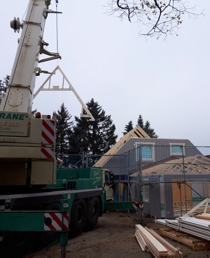 Kran transportiert Dachelement für Schwedenhaus Södergården von Eksjöhus