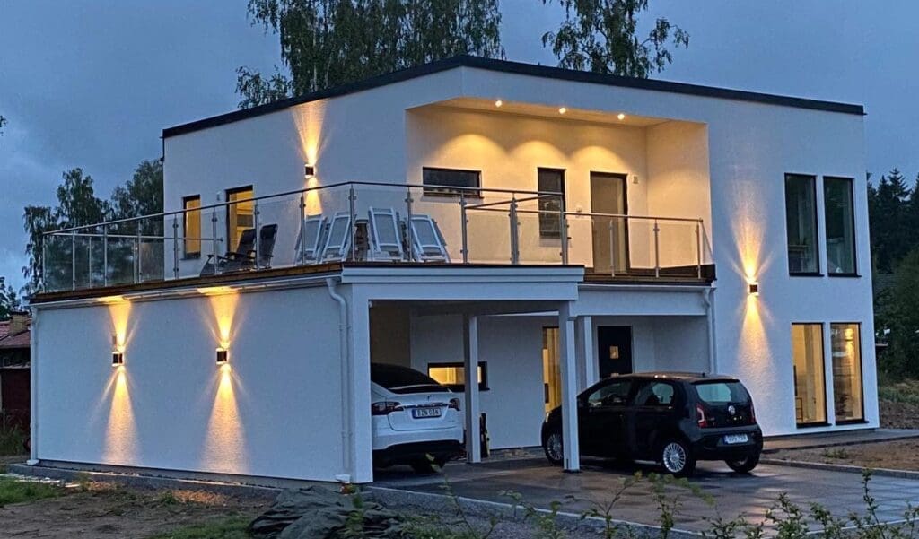 Haus von Eksjöhus mit integrierter Garage bei Dämmerung