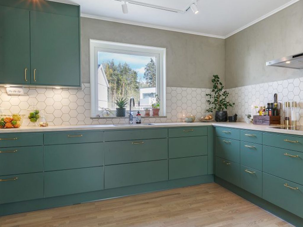 Klassisch-schlichte Küche in grün in einem Schwedenhaus von Eksjöhus