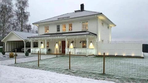 Weißes Eksjöhus-Haus Balans Vinkel Valm auf Aland