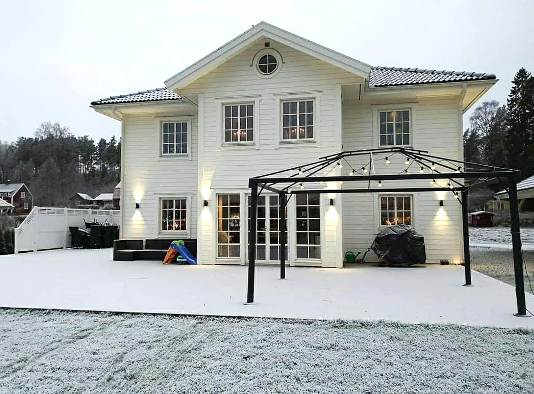 Weißes Eksjöhus-Haus Balans Vinkel Valm auf Aland