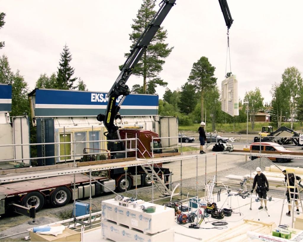 Eksjöhus-Baustelle mit Baukran