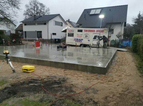 Vorbereitung einer Bodenplatte beim Bau eins Eksjöhus in Berlin