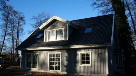 Graues Schwedenhaus Knutstorp von Eksjöhus im Sonnenlichtvor