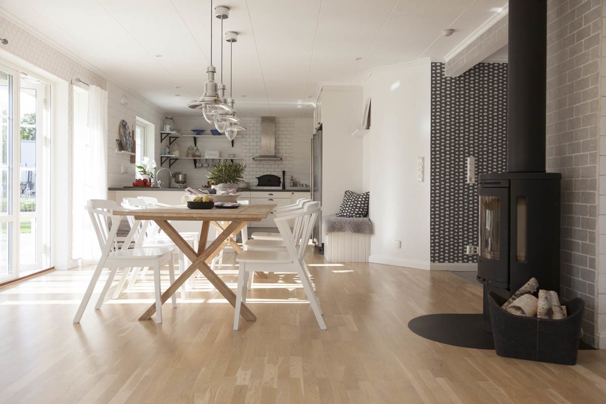 Kaminofen in Wohnküche von Schwedenhaus