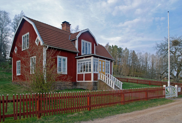 Typisches Schwedenhaus in rot: das Filmhaus des Kinderbuchhelden Michel aus Lönneberga, ein Vorbild für moderne Gebäude vom Typ Schwedenhaus