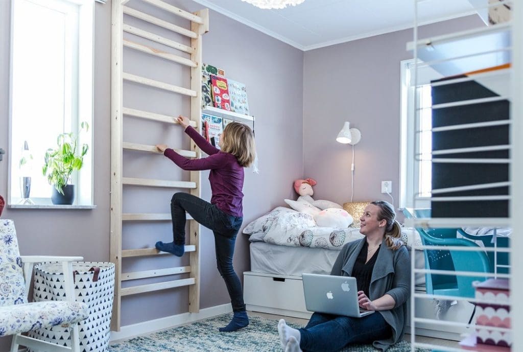 Interieur in einem Haus von Eksjöhus: Kinderzimmer im skandinavischen Stil