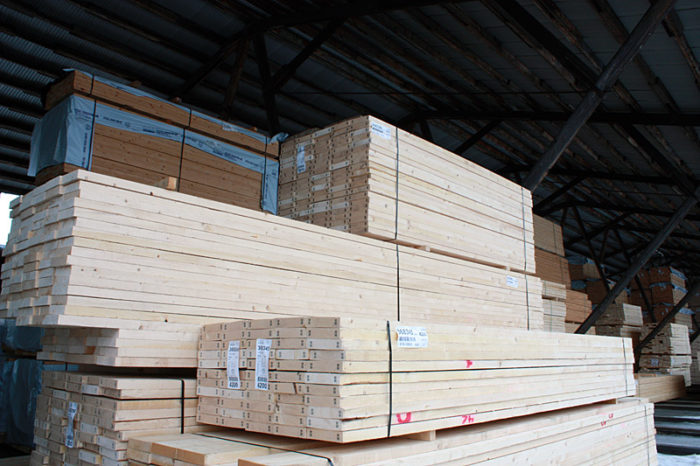 Gestapelte Holzpaneele in Lagerhalle bei Eksjöhus