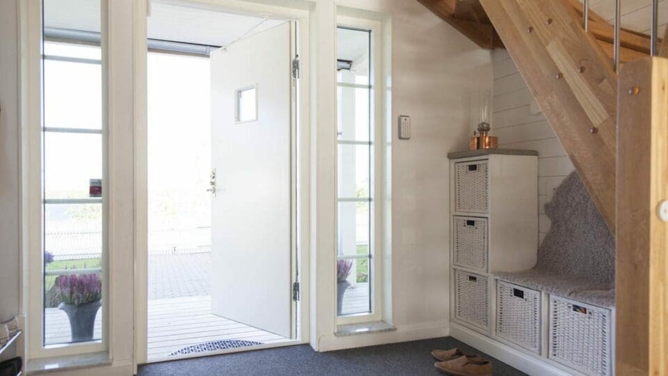 Eingangsbereich in Eksjöhus mit Treppe