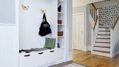 Ansicht Eingangsbereich Schwedenhaus von Eksjöhus mit weißen Möbeln