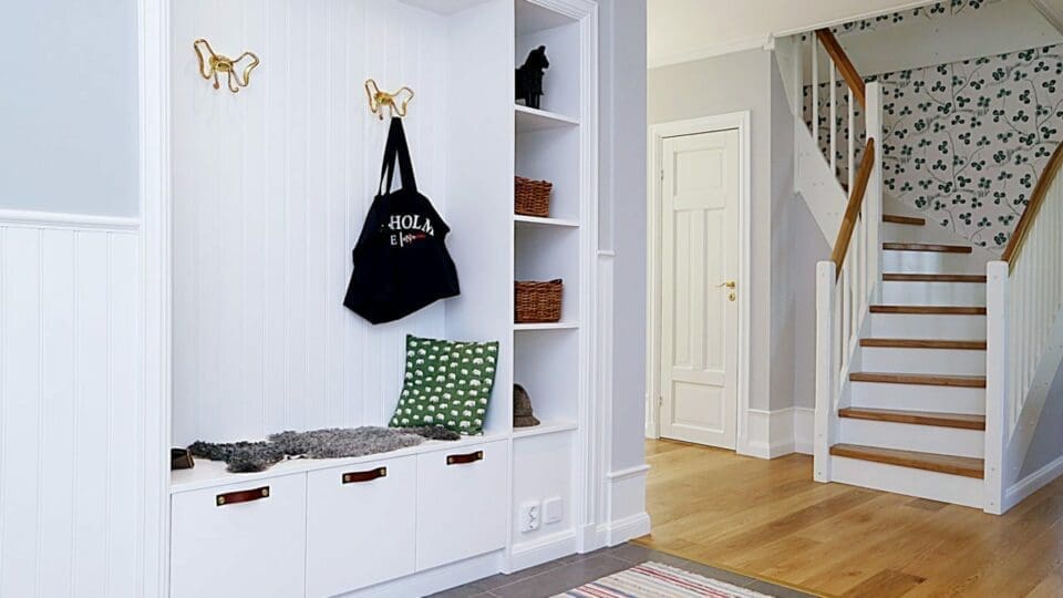 Ansicht Eingangsbereich Schwedenhaus von Eksjöhus mit weißen Möbeln