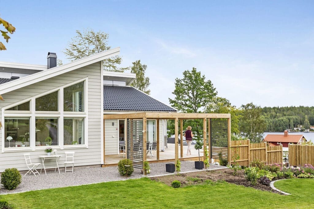 Eine Pergola auf der Terrasse erweitert das Haus optisch