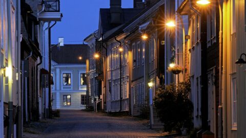 Holzstadt in Schweden bei Nacht