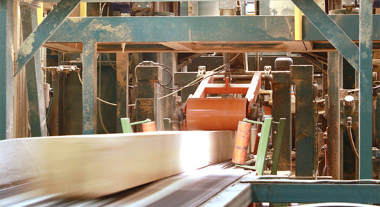 nachhaltigkeit bei eksjöhus: Holzverarbeitung mit Maschine in Sägewerk