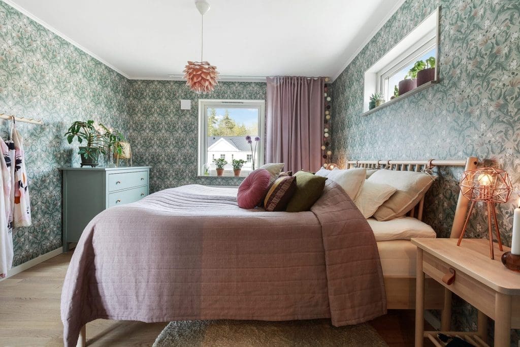 Schlafzimmer gruen in Haus von Eksjöhus | Ein Ort der Behaglichkeit