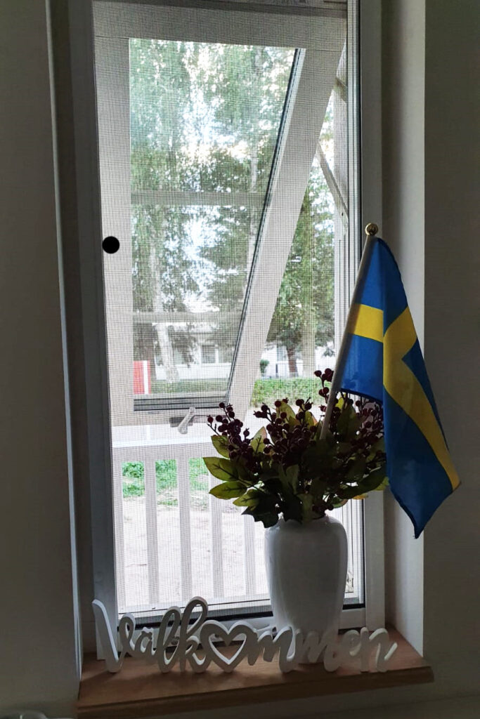 Teilgeöffnetes schwedisches Fenster in Haus von Eksjöhus