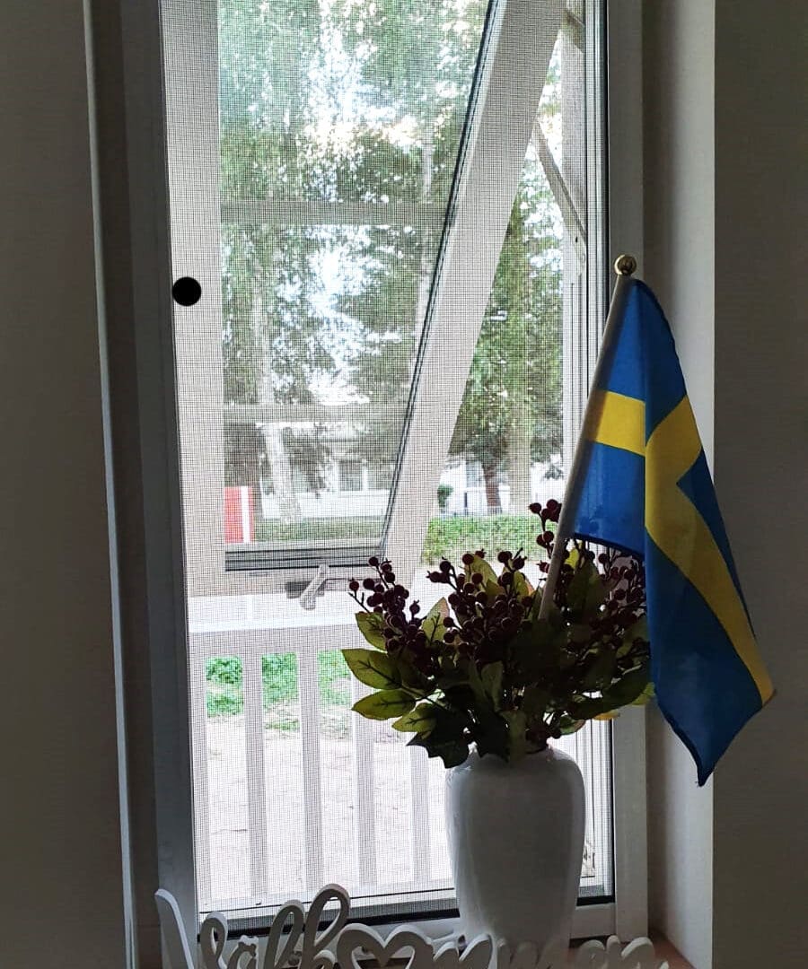 Gekipptes schwedisches Fenster mit Schwedenflaggge