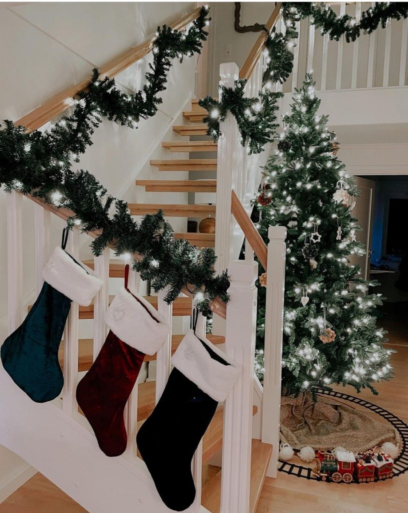 Schwedenhäuser in Weihnachtsstimmung: Tannengirlande am Treppengelände