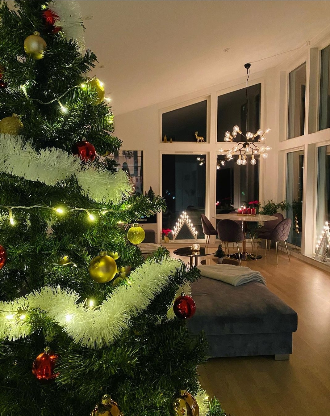 Weihnachtsbaum und winterliche Dekoration in Wohnzimmer | Erfahrungen Eksjöhus