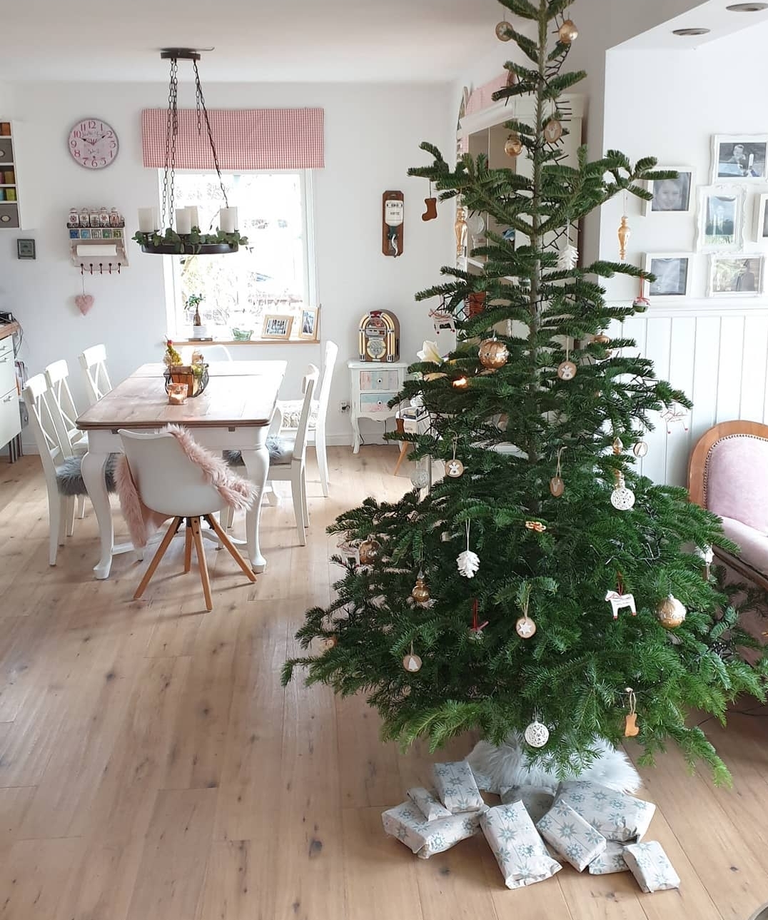 Wohnküche mit Weihnachtsbaum | Erfahrungen Eksjöhus